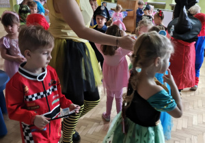 Dzieci tańczą na balu.