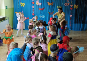 Dzieci tańczą na balu.