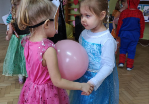 Dzieci tańczą w parach z balonem.