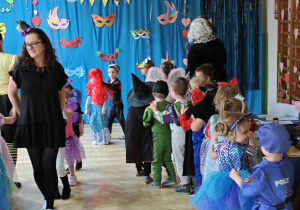 Karnawałowy pociąg - zabawa ruchowo - taneczna.