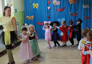 Karnawałowy pociąg - zabawa ruchowo - taneczna.