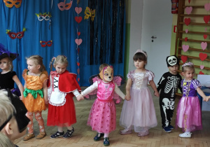 Grupa żółta prezentuje swoje stroje.