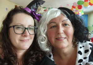 Panie: Kasia - czarownica i Justyna - Cruella De Mon, pozują do pamiątkowego zdjęcia.