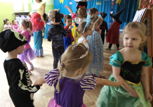 Dzieci tańczą na balu.