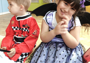 Dzieci pozują do zdjęcia.