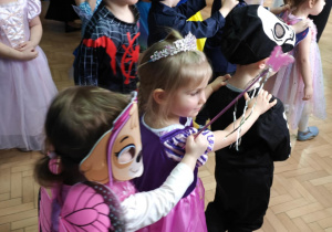 Dzieci tańczą na balu.