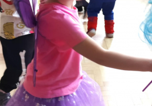 Dzieci tańczą na balu.