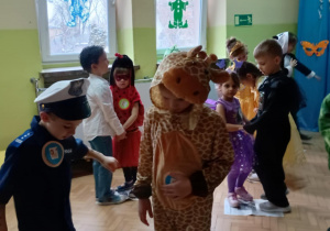 Dzieci tańczą przy muzyce.