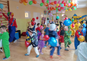 Dzieci tańczą przy muzyce.