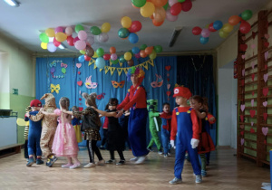 Dzieci tańczą przy muzyce.