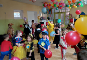 Dzieci tańczą przy muzyce.