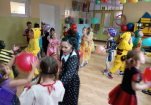 Dzieci tańczą przy muzyce.