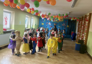 Dzieci tańczą przy muzyce.