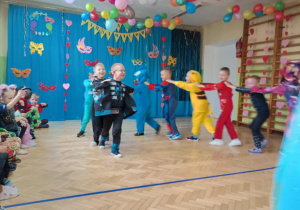 Dzieci tańczą przy muzyce.