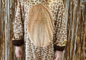 Chłopiec w stroju żyrafy.