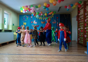 Dzieci tańczą przy muzyce.