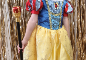 Dziewczynka w stroju Królewny Śnieżki.