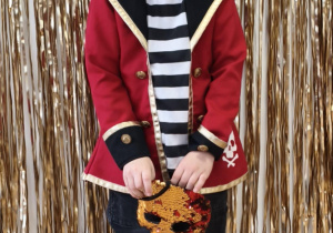 Chłopiec w stroju pirata.