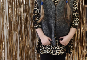 Dziewczynka w stroju wilka.