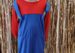 Chłopiec w stroju Mario.