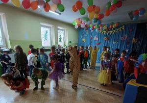 Dzieci tańczą przy muzyce.