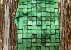 Chłopiec w stroju Creepera z gry "Minecraft".