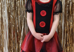 Dziewczynka w stroju clowna.