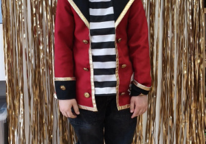 Chłopiec w stroju pirata.