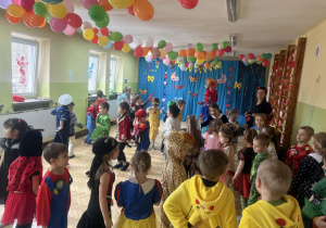 Dzieci tańczą przy muzyce.