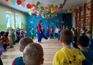 Dzieci tańczą przy muzyce.