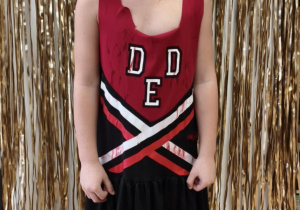 Dziewczynka w stroju piratki.