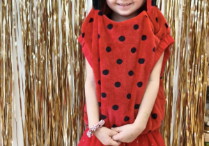 Dziewczynka w stroju biedronki.