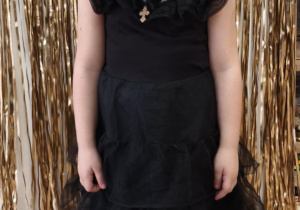 Dziewczynka w stroju Wednesday.