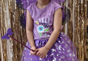 Dziewczynka w stroju motylka.