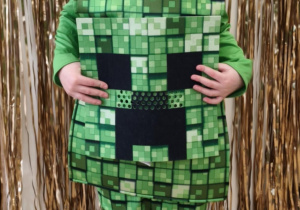 Chłopiec w stroju Creepera z gry "Minecraft".