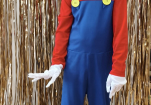 Chłopiec w stroju Mario.