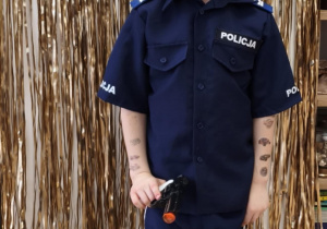 Chłopiec w stroju policjanta.
