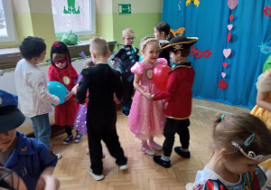 Dzieci tańczą przy muzyce.