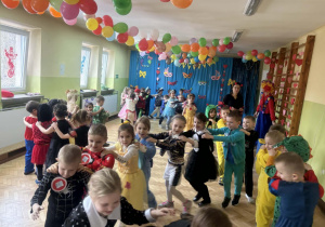 Dzieci tańczą przy muzyce.