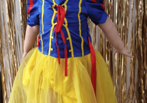 Dziewczynka w stroju Królewny Śnieżki.