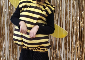 Dziewczynka w stroju pszczoły.