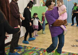 Karnawałowe zabawy z najbliższymi.