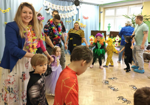 Karnawałowe zabawy z najbliższymi.