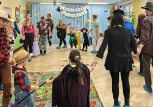 Karnawałowe zabawy z najbliższymi.