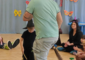 Karnawałowa zabawa z miotłą.