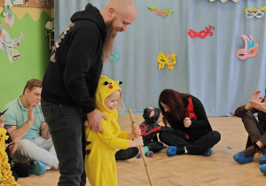 Karnawałowa zabawa z miotłą.