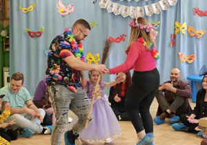 Karnawałowa zabawa z miotłą.