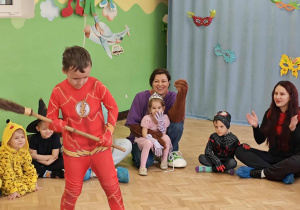 Karnawałowa zabawa z miotłą.