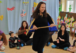 Karnawałowa zabawa z miotłą.