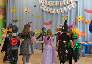 Karnawałowe zabawy z najbliższymi.